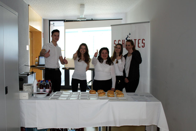 Das Buffet ist eröffnet - es warten Würstel der Metzgerei Schultes.