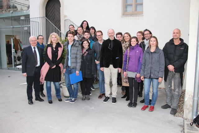 Die Linzer Architekturstudenten im Kreis der Projektverantwortlichen, darunter Bgm. Marcus Martschitsch und Petra Klement.