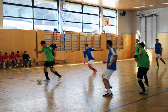 Die Schüler der Fußball-HAK Zell (in grün) gegen die HAK 1 Salzburg.