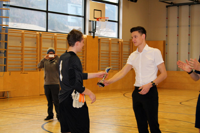 Michael Trauner übergibt den Pokal an die Vertreter des BG/BRG Saalfelden (1. Platz). Ein gelungenes Turnier!