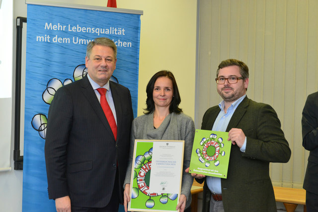 Minister Andrä Rupprechter überreichte die Umweltzeichen-Urkunde an Nationalpark-Direktor Ludwig Schleritzko.                                 Foto: Privat