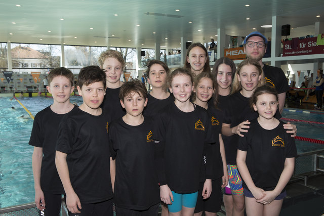 Schwimmteam Kruder Zirl mit Trainer Boy Feltus bei den Österr. Meisterschaften der Nachwuchsklassen in Dornbirn vom 3.3.-5.3.2017