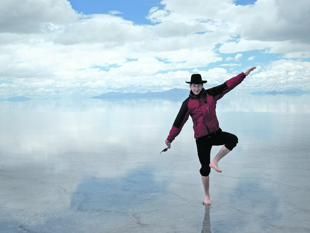Barfuß in der Salzwüste: Der 25-jährige Gemüsebauer zeigte sich vom Salzsee Salar de Uyuni tief beeindruckt. | Foto: Lukas Schillinger