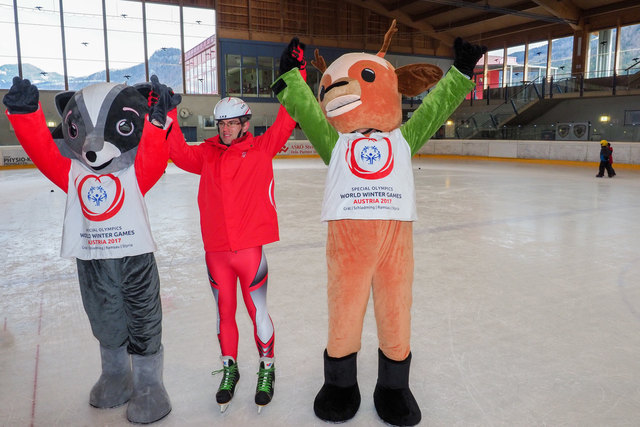 Fit für die Spiele: In Frohnleiten haben die Grazer Eissportler zuletzt gemeinsam mit den Special-Olympics-Maskottchen trainiert.