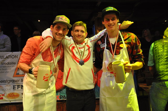 Auch Special-Olympics-Teilnehmer Andreas Kollmann (Mitte) gratulierte den beiden Kombinierern Philipp Orter (links) und Paul Gerstgraser zu ihrem Erfolg.