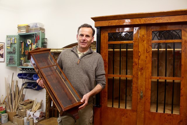 "Restaurieren braucht viel Zeit", erklärt Heinrich Heckl. Ob Biedermeierschrank aus gefärbter Pappel, oder das "Dachluhrgehäuse" mit Pyramidenmahagoni-Einlage