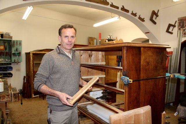 Heinrich Heckl mit einer Kommode aus 1920: Hier müssen die Laufleisten erneuert werden