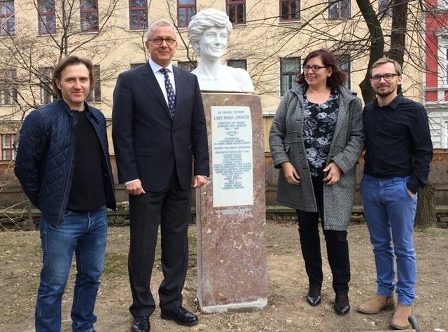 (v.l.)Bildhauer Wolfgang Karnutsch, Hausleiter Joachim Pock, Pflegeleitung Elisabeth Purth und Initiator Ewald Wurzinger | Foto: Ewald Wurzinger