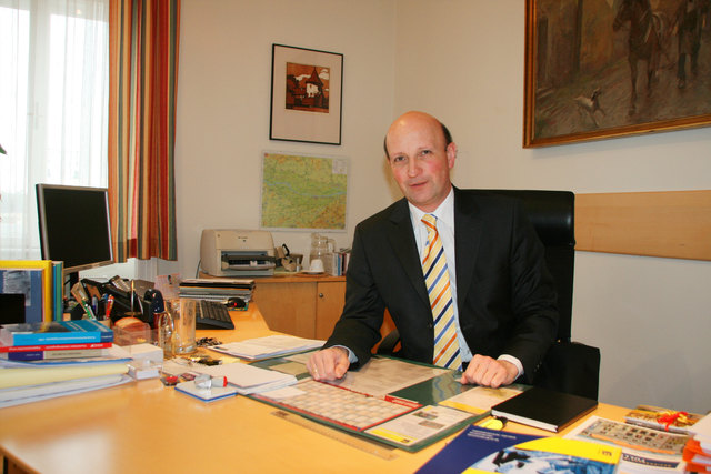 BH Andreas Riemer  steht Rede und Antwort. | Foto: Zeiler