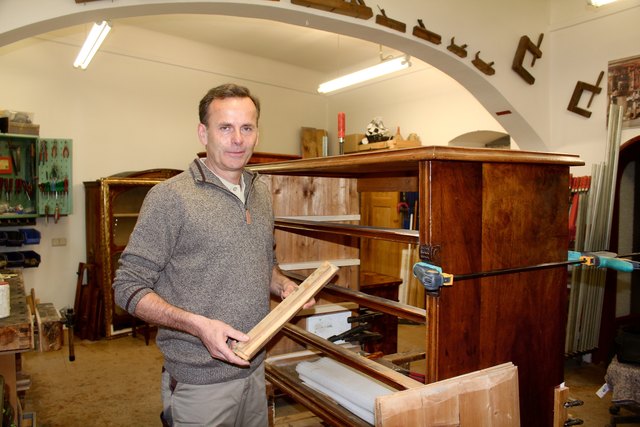 Heinrich Heckl mit einer Kommode aus 1920: Hier müssen die Laufleisten erneuert werden