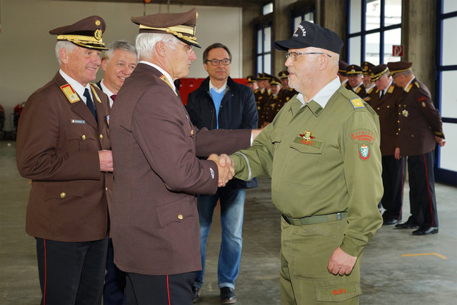 Albert Kern überreichte Günter Höller die Bewerterspange in Gold. | Foto: KK