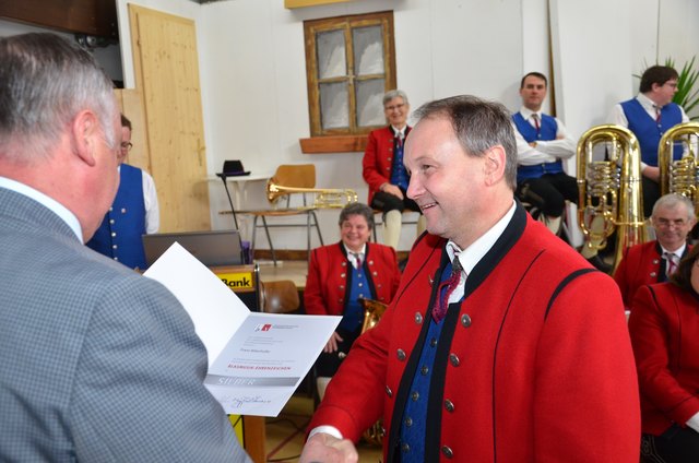 Bürgermeister Alois Pils gratuliert herzlich. | Foto: www.musikverein-sandl.at