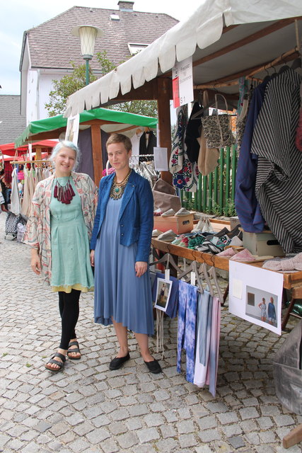 Immer mehr Märkte setzen wieder verstärkt auf Handwerk. Beim traditionellen Webermarkt in Haslach steht dies seit Jahren im Mittelpunkt, dort sind etwa auch die Modeschöpferinnen "maison gahleitner & neuburger" seit ein paar Jahren vertreten.