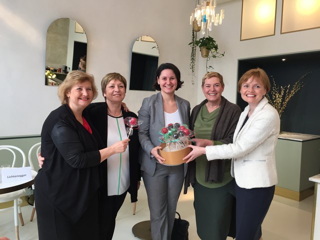 V.l.n.r.: Martina Malyar (9. Bezirk, SPÖ), Gabriele Votava (12. Bezirk, SPÖ), Veronika Mickel-Göttfert (8. Bezirk, ÖVP), Uschi Lichtenegger (2. Bezirk, Grüne) und Silke Kobald (13. Bezirk, ÖVP) beim gemeinsamen Pressetermin im Créme de la Créme in der Lange Gasse 76.