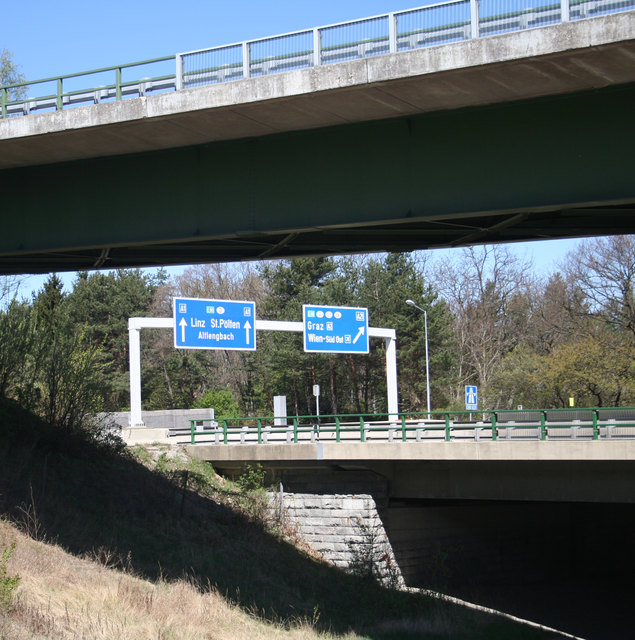 Die A1-Autobahn wird zwischen Steinhäusl und Altlengbach in Fahrtrichtung Salzburg saniert.