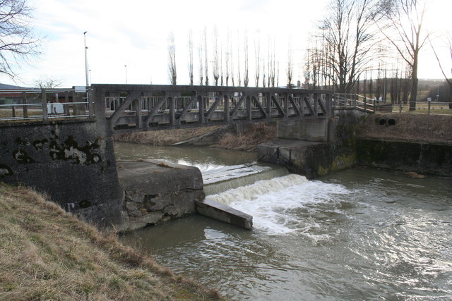 Die 1928 erbaute Eisenbetonfachwerkbrücke über die Große Tulln samt Wehr in Asperhofen steht unter Denkmalschutz.