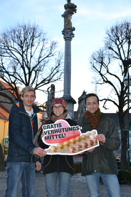 Aktion am Hauptplatz: Michael Schaflinger, Nina Wöhry und Lukas Hartleb. Foto: Ranser