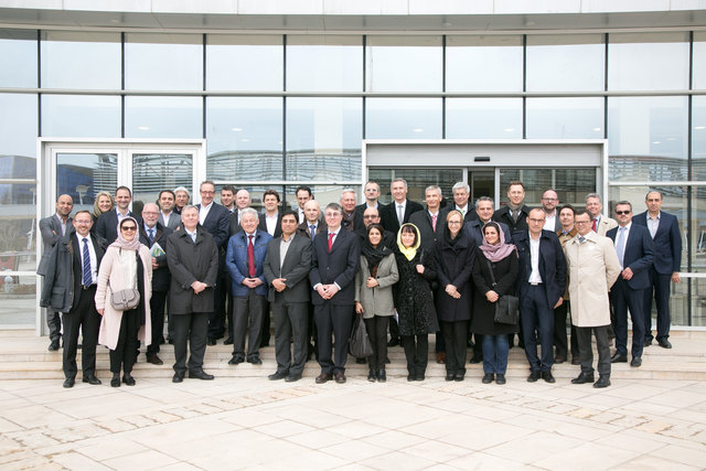 Die Oberbank-Wirtschaftsdelegation vor dem Industrie- und Technologiepark. | Foto: wildbild