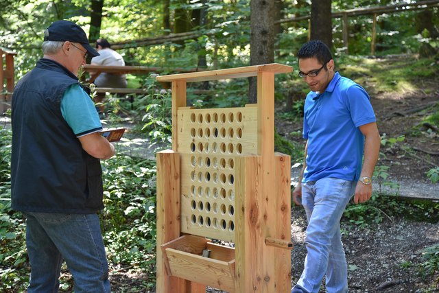 Nicht nur kleine Besucher haben mit den Holzstationen ihre Freude. | Foto: Grießenböck