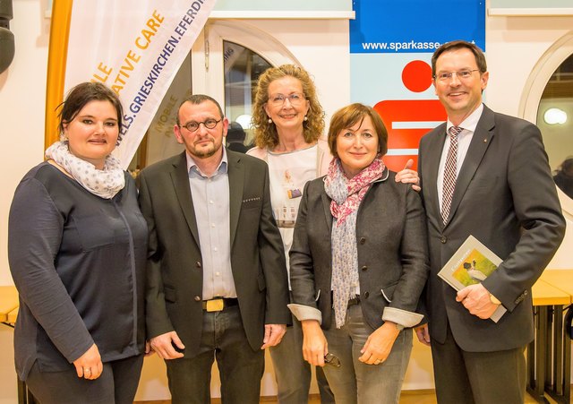 Hospiz-Vorstandsvorsitzende Christine Eckmayr (2.v.r.) mit Daniela Feregyhazy-Astecker, Steffen Glathe, Rotraud Josseck und Gastgeber Robert Reif (Sparkasse).