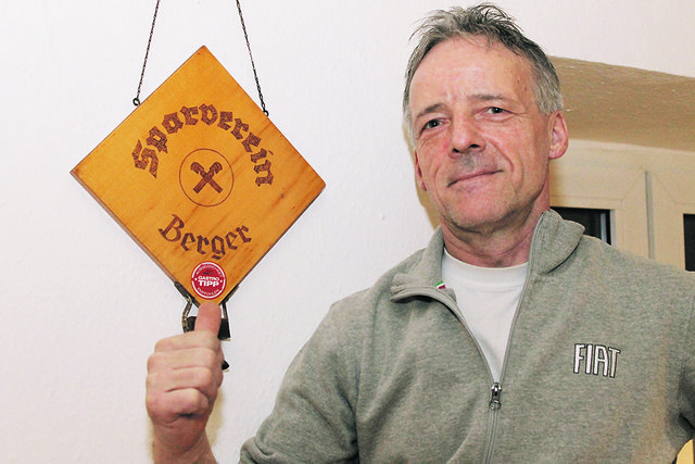 Wirt Erwin Hörschläger vom Jausenhof Etzlberger freut sich über das 50-jährige Bestehen des Sparvereins Berger.