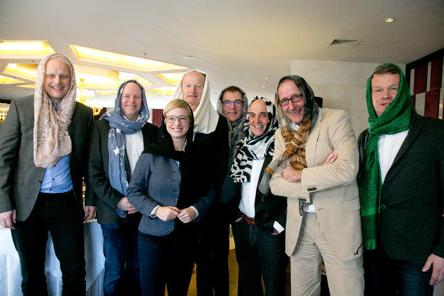 Zum Weltfrauentag solidarisierte sich ein Teil der "Mann"-schaft der Oberbank-Wirtschaftsdelegation mit den zum Tragen des Kopftuches gezwungenen Frauen im Iran. | Foto: wildbild