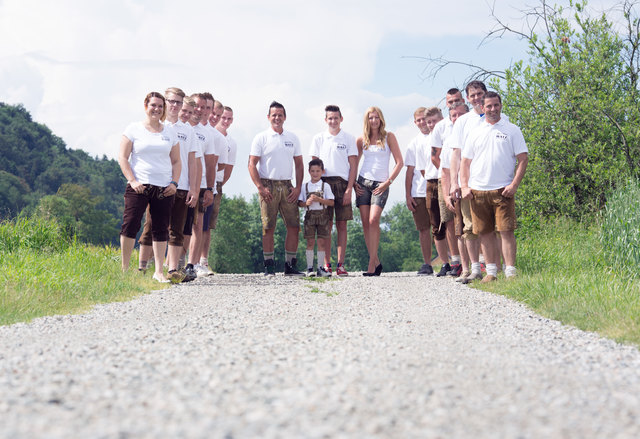 Holzbaubau Watz in Heimschuh: Die Familie Watz (Mitte) flankiert von ihren Mitarbeitern. | Foto: KK
