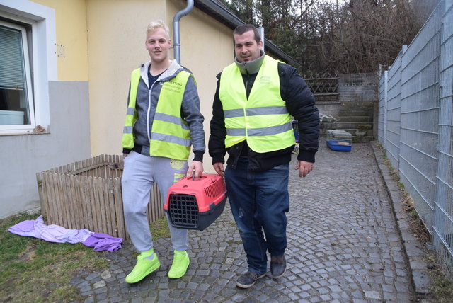 Auf zum Einsatz: Daniel und Thomas mit dem Katzenkorb. | Foto: Zeiler