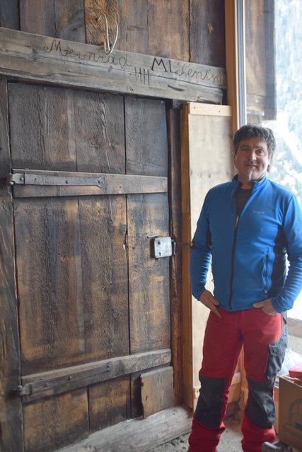 "'Meinrad Lentsch', der Name meines Großvaters, ist oberhalb der Tür eingeschnitzt", erklärt Georg Praxmarer.