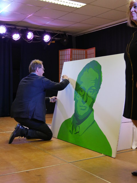 Markus Hengstschläger signiert sein Gemälde im nach ihm benannten Biologie-Saal. | Foto: Schule Anton-Krieger-Gasse