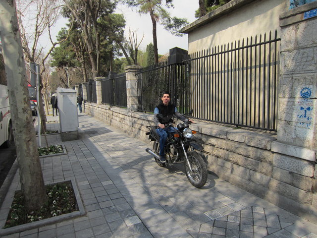 Fotografierenden Touristen, die sich über den Mopedverkehr am Gehsteig wundern, wird von den freundlichen iranischen Jugendlichen schon mal die Zunge gezeigt.