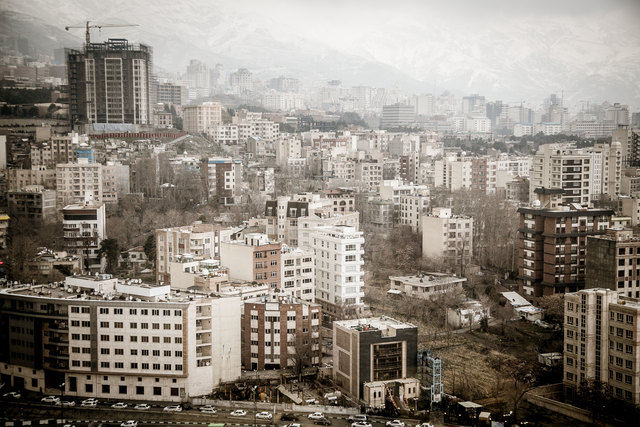 Eine Verkehrs- oder Stadtplanung scheint es in Teheran nicht zu geben - moderne Hochhäuser wechseln sich mit Ruinen abe. | Foto: wildbild