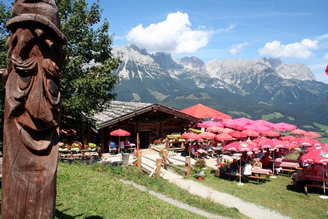 22 hölzerne Begleiter säumen Österreichs längsten Schnitzfigurenweg am Hartkaiser. | Foto: TVB Wilder Kaiser