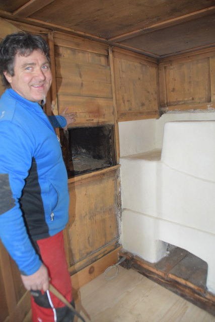 Georg Praxmarer zeigt bei der Führung durch seinen Ögg Hof.