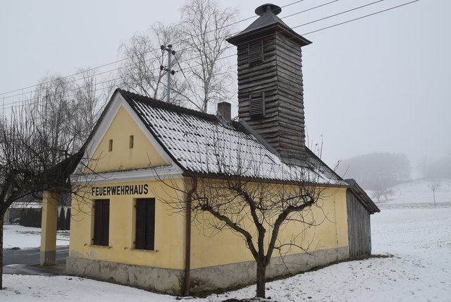 Das Feuerwehrhaus Winten hat ebenfalls einen hölzernen Turm.