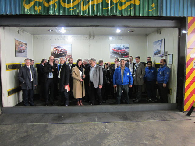 Im Autowerk Iran Khodro wurde die Oberbank-Delegation mit dem Lastenaufzug transportiert.