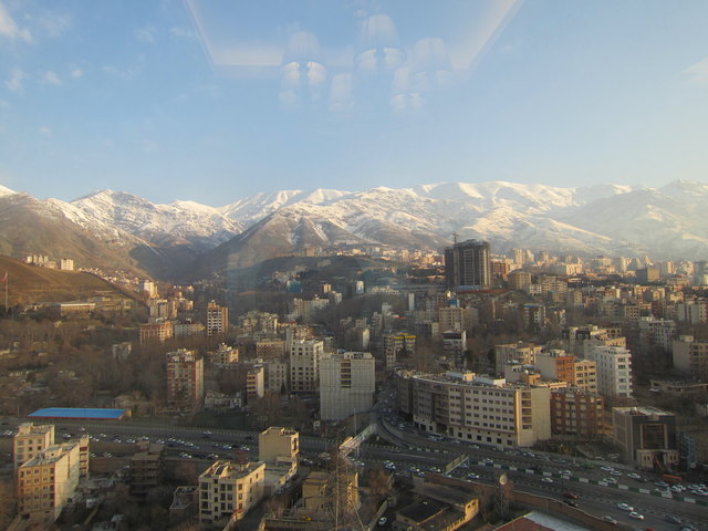 Bei Schönwetter und wenn der Smog nicht die Sicht vernebelt, leuchten die schneebedeckten Berger, die direkt an Teheran angrenzen.