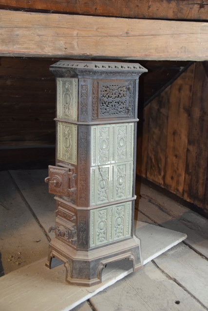 Ein rund 160 Jahre alter Gusseisenofen wird wieder in Betrieb genommen.