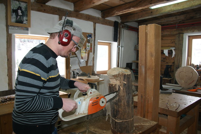 Großarbeiten laufen: Es ist laut und staubig, aber die Arbeit mit der Säge macht trotzdem echt viel Spaß. | Foto: Juen