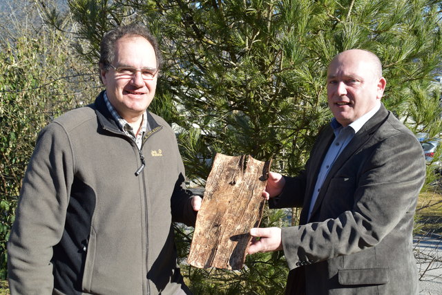 Die Forstexperten Adolf Kummer (li.) und Johann Zöscher rufen die Waldbesitzer zu erhöhter Achtsamkeit auf
