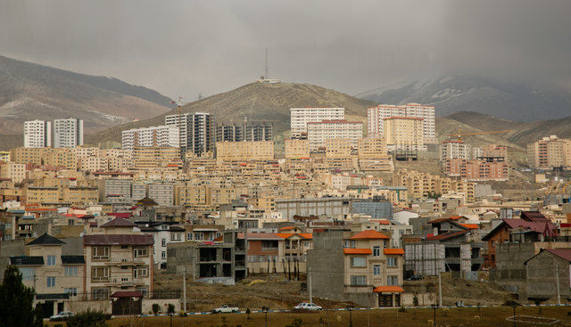 Um das Chaos in Teheran zu verringern, lässt die Regierung 20, 30 Kilometer außerhalb der Großstadt Satellitenstädte aus dem Boden stampfen - die Teheraner wollen wegen fehlender Arbeitsmöglichkeiten aber nicht nach draußen ziehen. | Foto: wildbild