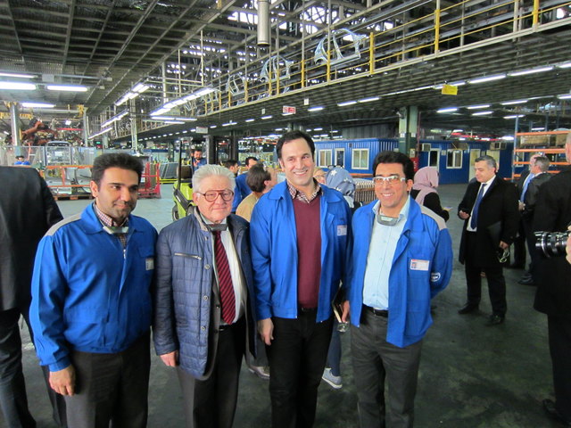 Landeshauptmann Josef Pühringer mit Mitarbeitern des Autowerks Iran Khodro.