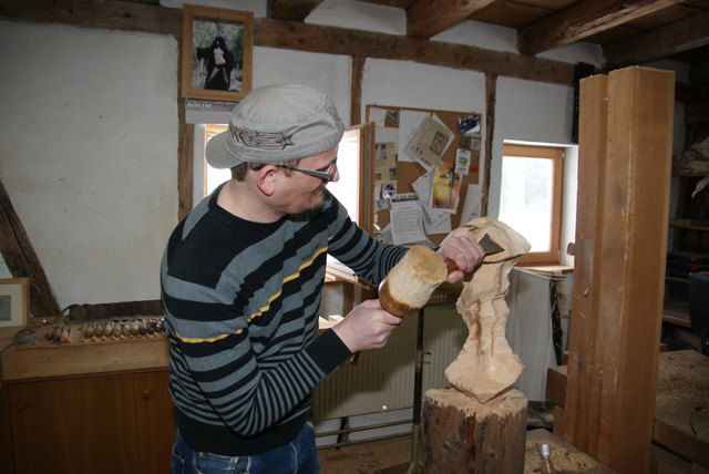 Das Feinarbeiten erfordert viel Geschick und Können. | Foto: Juen