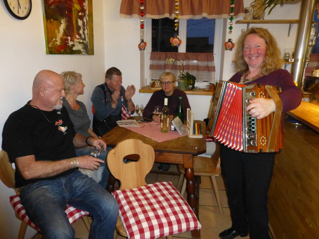 Wenn Mostschenke-Wirtin Martha zur Ziehharmonika greift, erreicht die Stimmung ihren absoluten Höhepunkt.