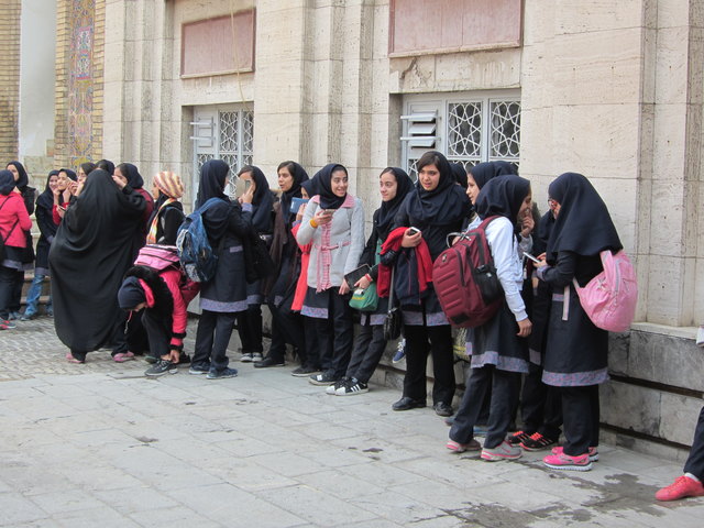 Eine Schulklasse in Teheran: Mädchen die kichern und herumblödeln. Zur Schuluniform gehört das Kopftuch, das die Haare allerdings nicht streng verdeckt.