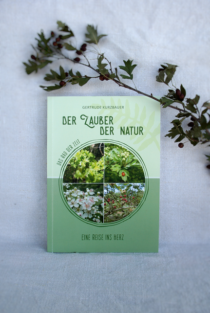Elfriede Kurzbauer präsentiert ihr Buch "Zauber der Natur". | Foto: Foto: privat