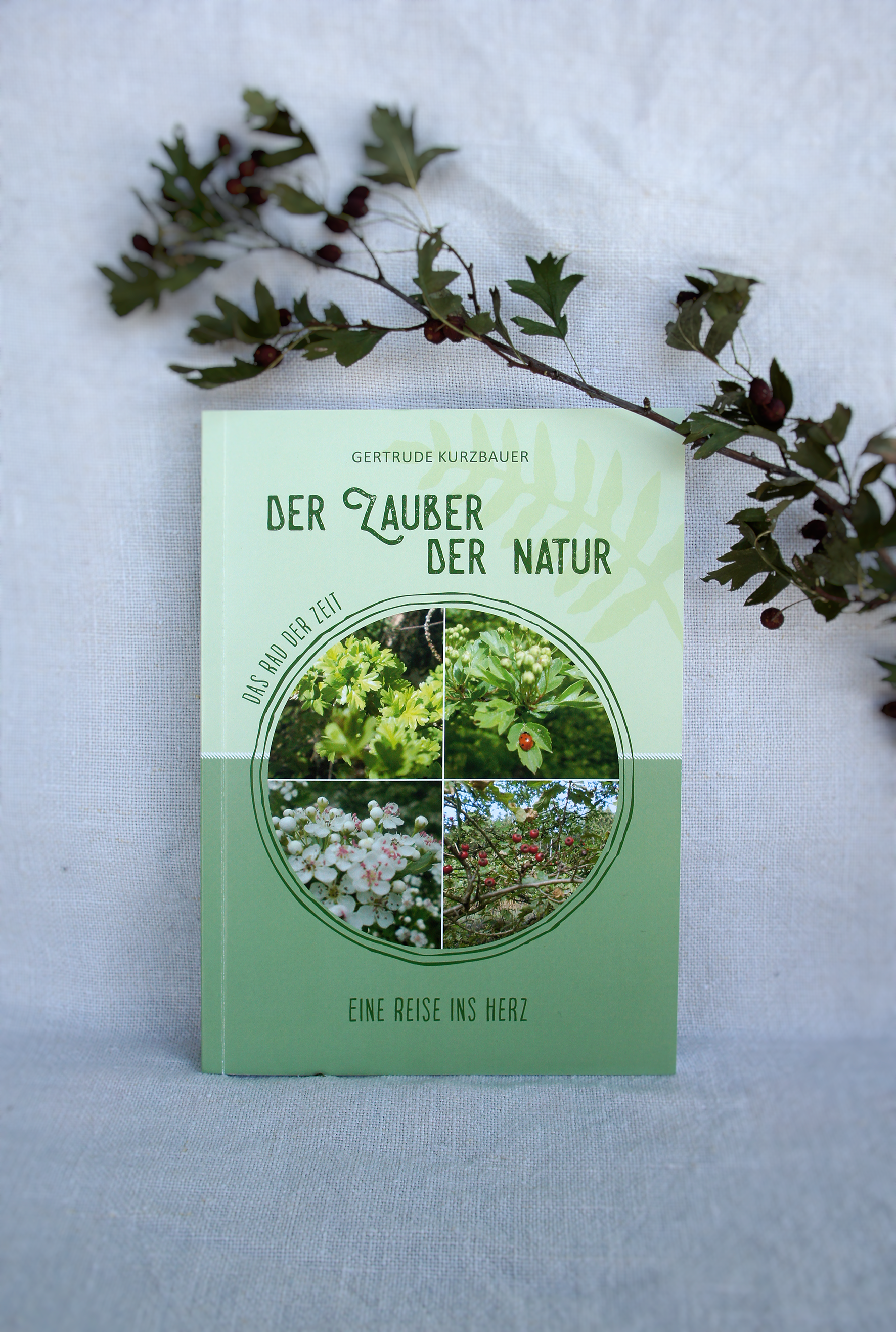 Elfriede Kurzbauer präsentiert ihr Buch "Zauber der Natur".