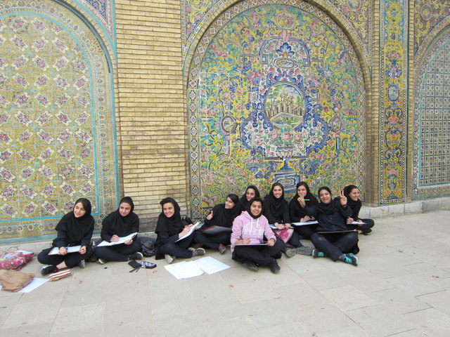 Eine Schulklasse in Teheran: Mädchen die kichern und herumblödeln. Zur Schuluniform gehört das Kopftuch, das die Haare allerdings nicht streng verdeckt.