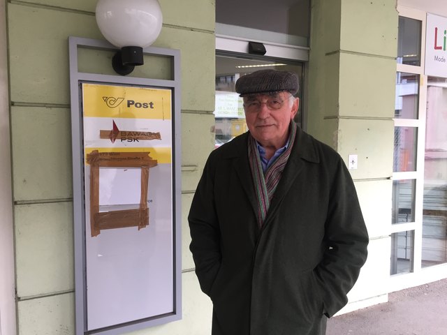 Vor verschlossenen Türen des ehemaligen Postpartners stehen die überraschten Neuwaldegger wie Anrainer Hans Högl.