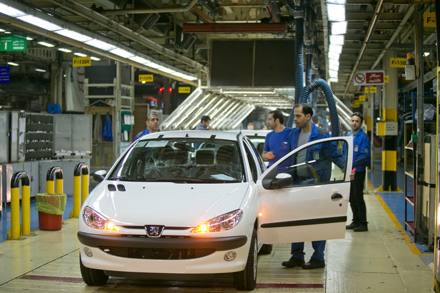 Ein fertiger Peugeot 206 im iranischen Autowerk Iran Khodro. | Foto: wildbild